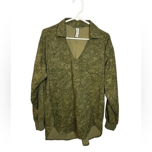 Athleta Zuma Printed Top in Viper Shadow Olive SIZE M        #657857 - Picture 3 of 9